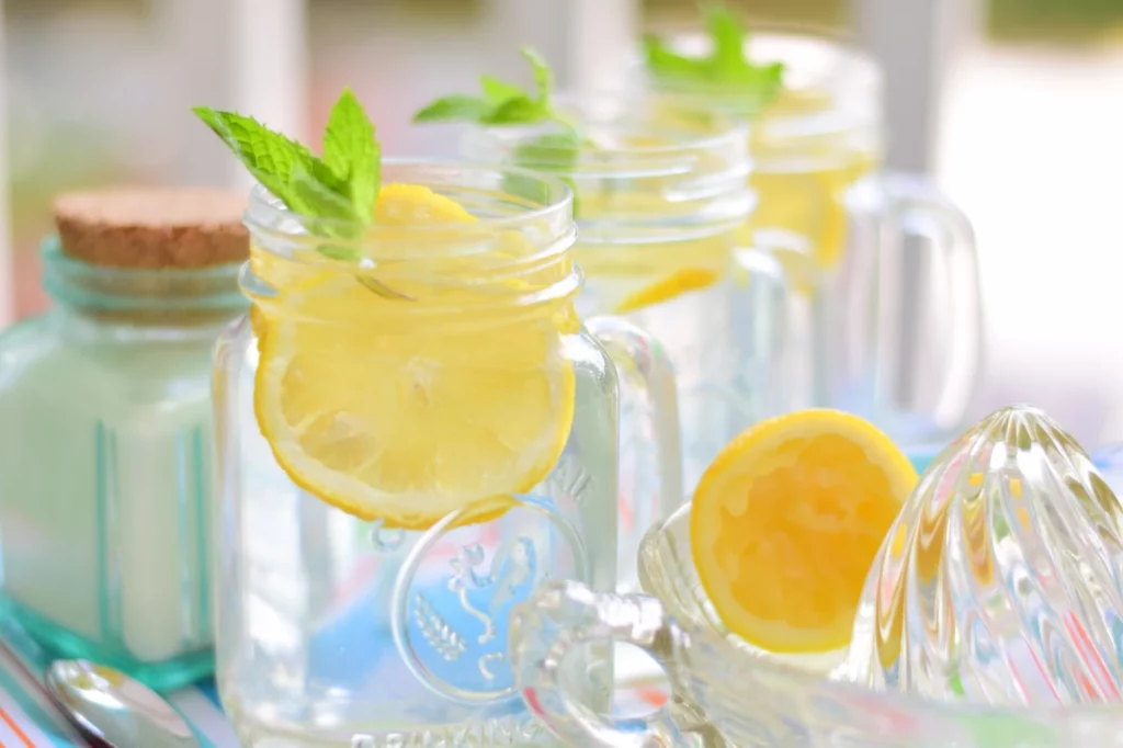 slice_lemons_in_glass_jar_mugs